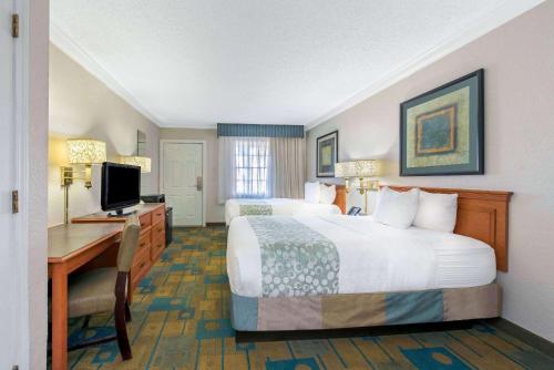 La Quinta Inn & Suites by Wyndham New Orleans Causeway - image 4