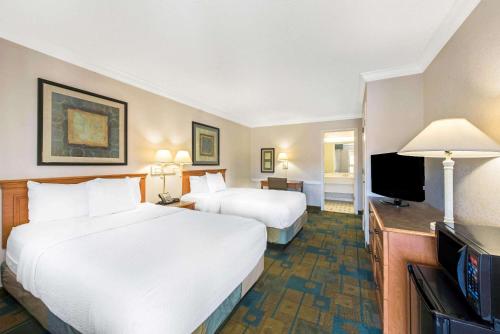 La Quinta Inn & Suites by Wyndham New Orleans Causeway - image 5