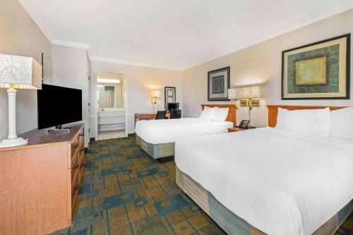 La Quinta Inn & Suites by Wyndham New Orleans Causeway - image 7