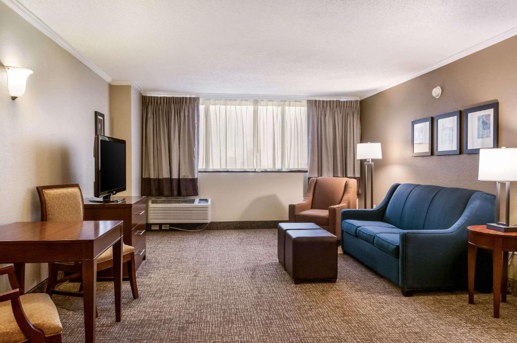 Comfort Inn & Suites At Copeland Tower - image 2