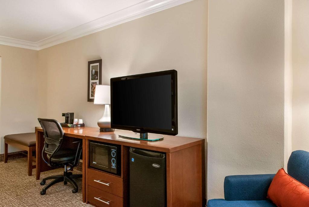 Comfort Inn & Suites At Copeland Tower - image 3