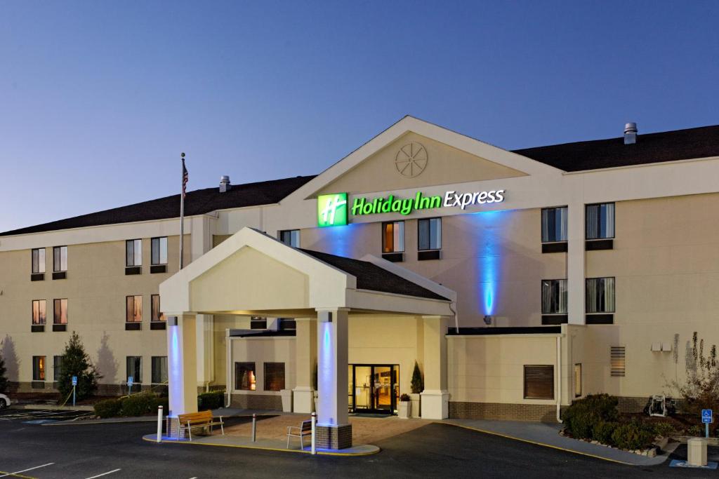 Holiday Inn Express Metropolis an IHG Hotel - main image