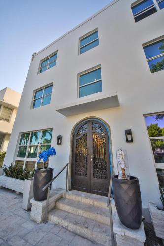 South Beach Luxury Apartments - main image