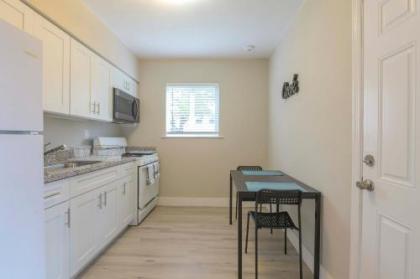 Modern 2BR Apartment in Midtown-Wynwood - image 4