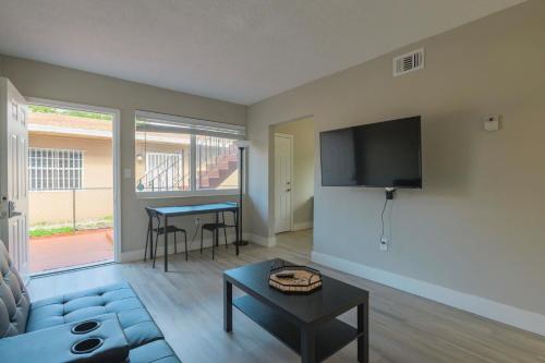 Cozy 2BR Apartment in Midtown-Wynwood - image 2