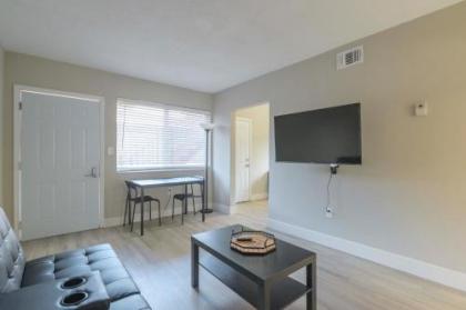 Cozy 2BR Apartment in Midtown-Wynwood - image 3