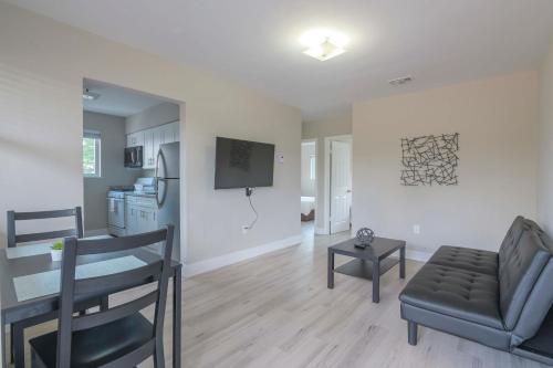 Contemporary 2BR Apartment in Midtown-Wynwood - main image