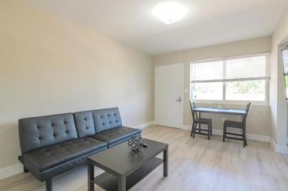 Contemporary 2BR Apartment in Midtown-Wynwood - image 2