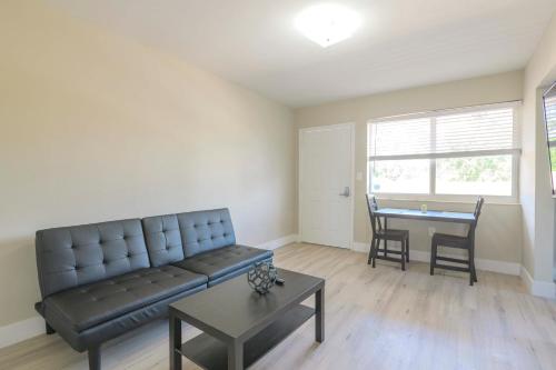 Contemporary 2BR Apartment in Midtown-Wynwood - image 2