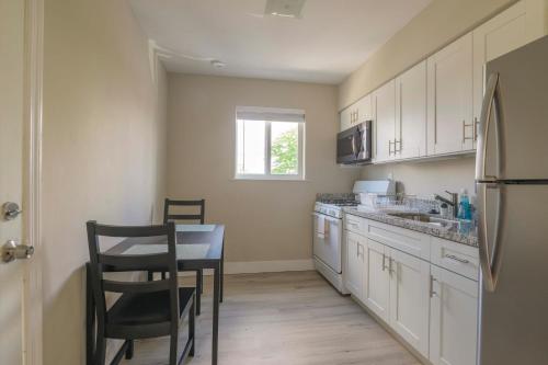 Contemporary 2BR Apartment in Midtown-Wynwood - image 3