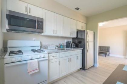 Contemporary 2BR Apartment in Midtown-Wynwood - image 4