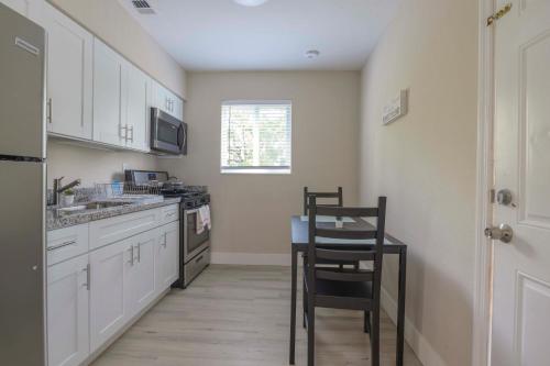 Stylish 2BR Apartment in Midtown-Wynwood - image 3