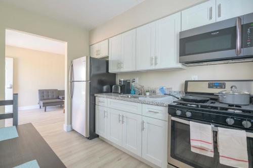 Stylish 2BR Apartment in Midtown-Wynwood - image 4