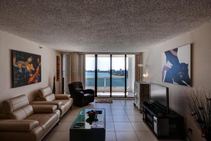 Bayfront Miami Condo with Resort Perks and Ocean Views - image 4