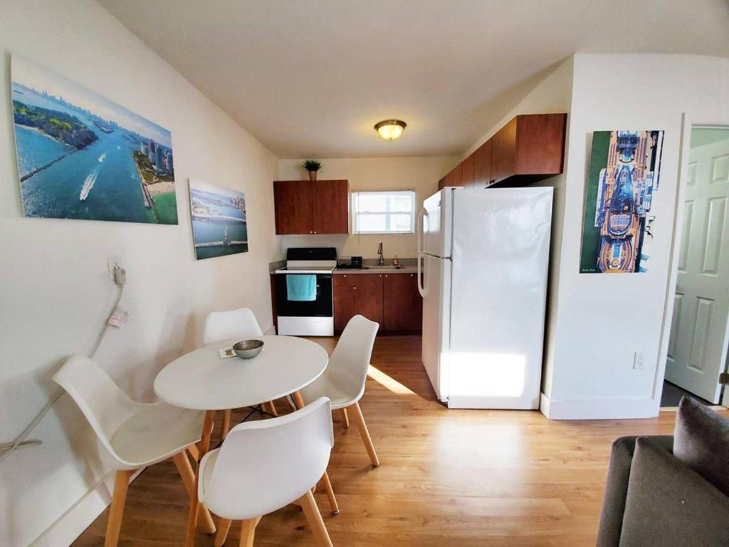 Sunny 2 Bedroom Apartment near Miami Beach! - image 4