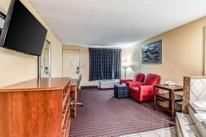 Rodeway Inn - image 12