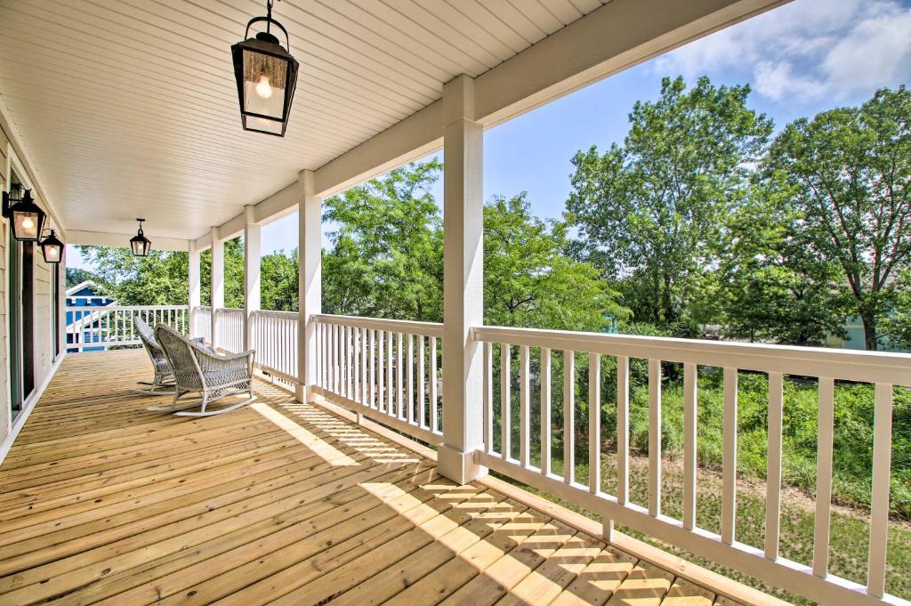 Bright and Airy Cottage with Deck and View Walk to Lake - image 3