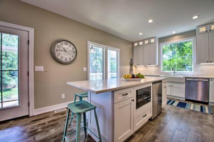 Bright and Airy Cottage with Deck and View Walk to Lake - image 8