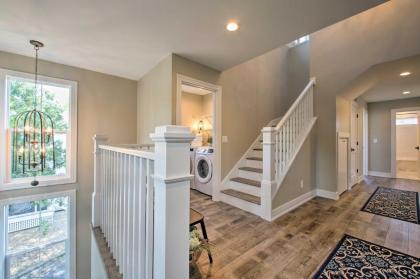 Bright and Airy Cottage with Deck and View Walk to Lake - image 9