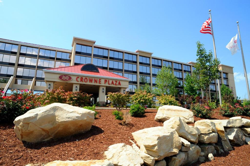 Crowne Plaza Cleveland Airport an IHG Hotel - main image