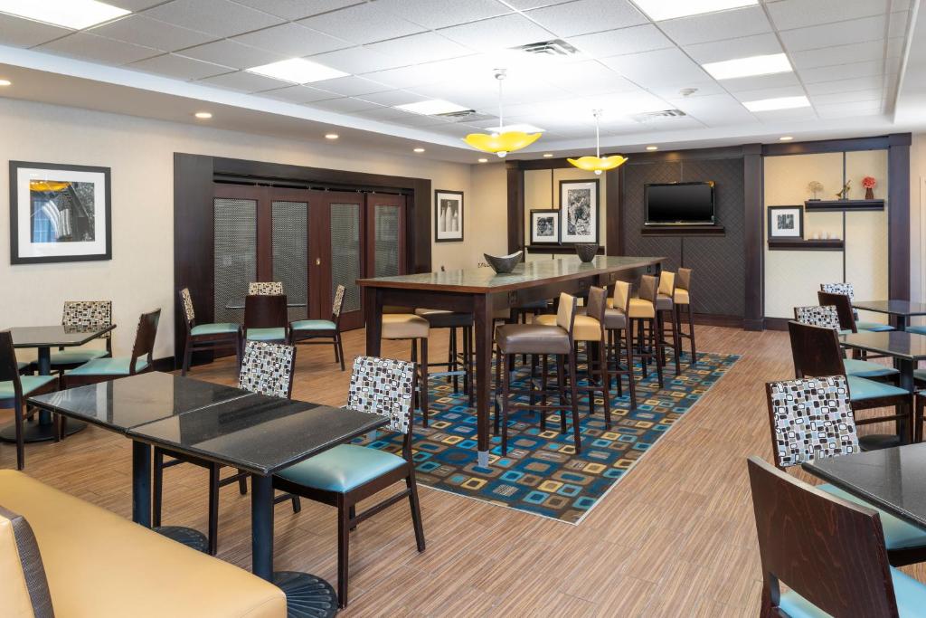 Hampton Inn & Suites Cleveland-Airport/Middleburg Heights - image 4