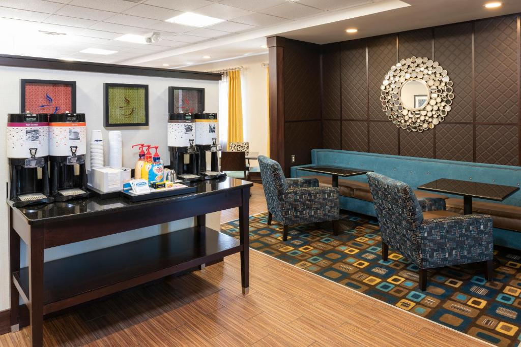 Hampton Inn & Suites Cleveland-Airport/Middleburg Heights - image 5