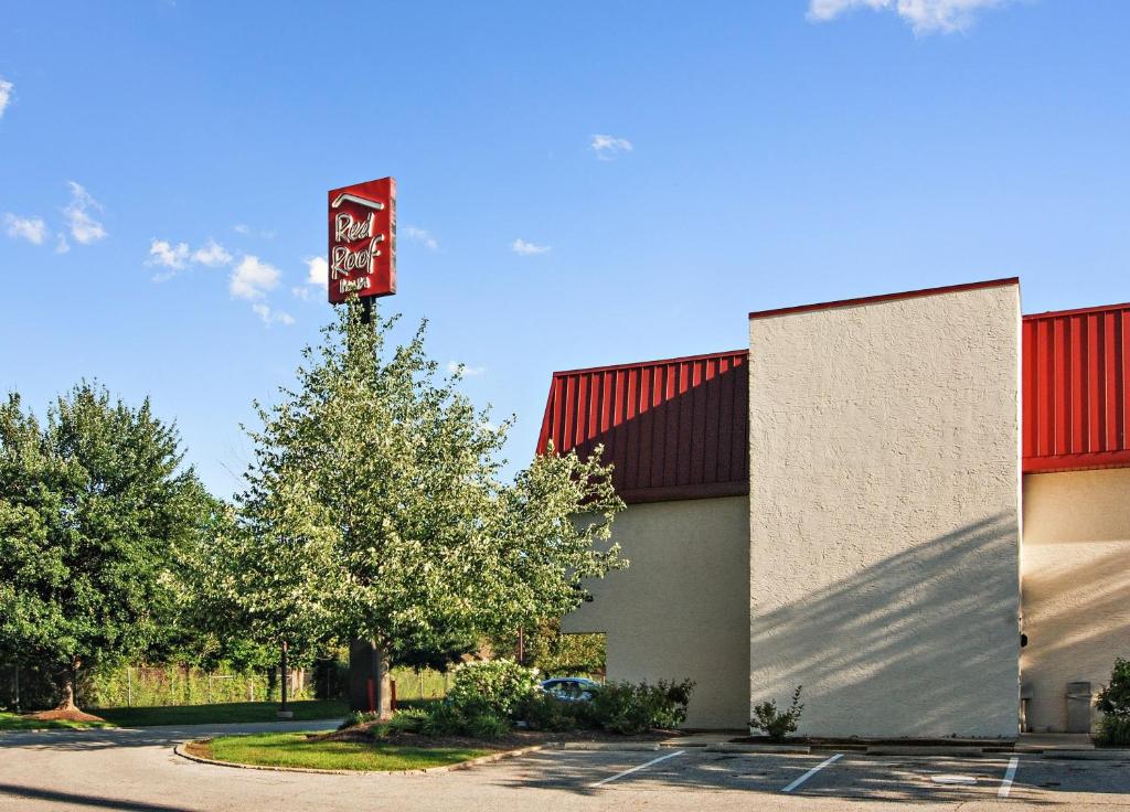 Red Roof Inn Cleveland Airport - Middleburg Heights - image 7