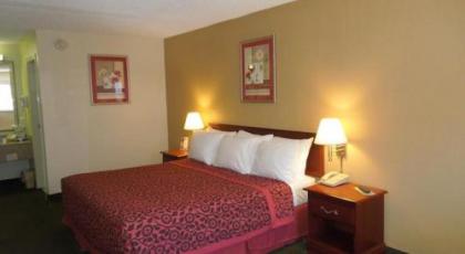 Days Inn by Wyndham Middleburg Heights - image 5