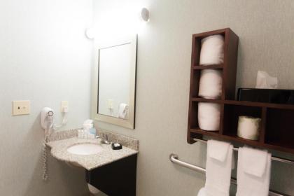 Hampton Inn & Suites Middlebury - image 12