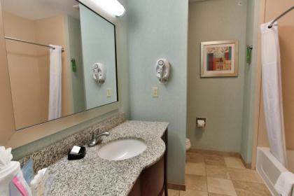 Hampton Inn & Suites Middlebury - image 9