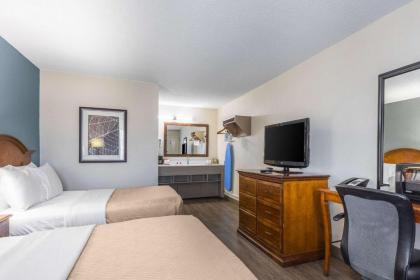 Econo Lodge - image 9