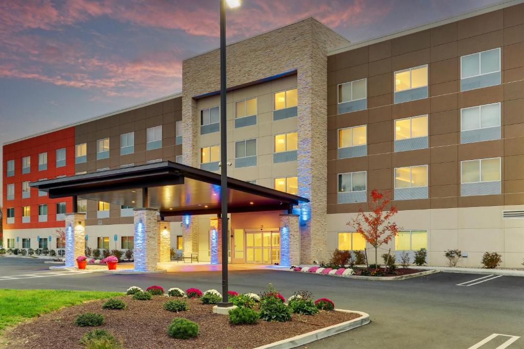 Holiday Inn Express & Suites - Middletown - Goshen an IHG Hotel - main image