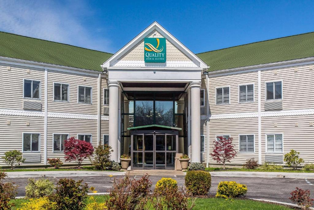 Quality Inn and Suites Newport - Middletown - main image