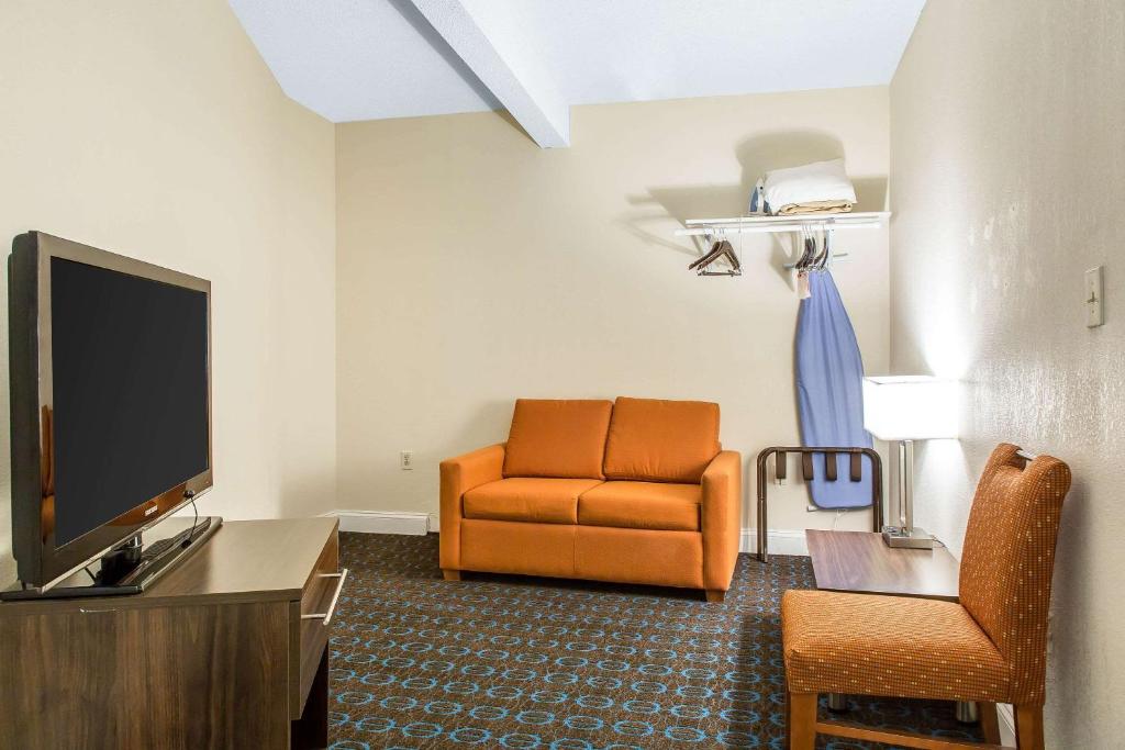 Quality Inn and Suites Newport - Middletown - image 2