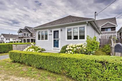 Idyllic Newport Area Cottage - Walk to First Beach - image 2