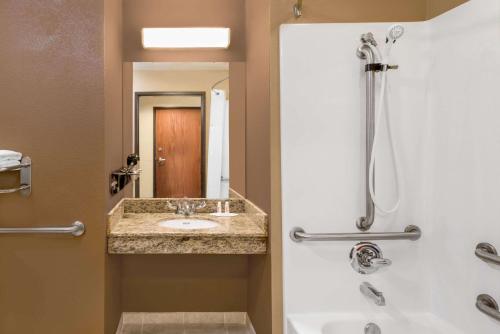 Microtel Inn & Suites by Wyndham - image 3