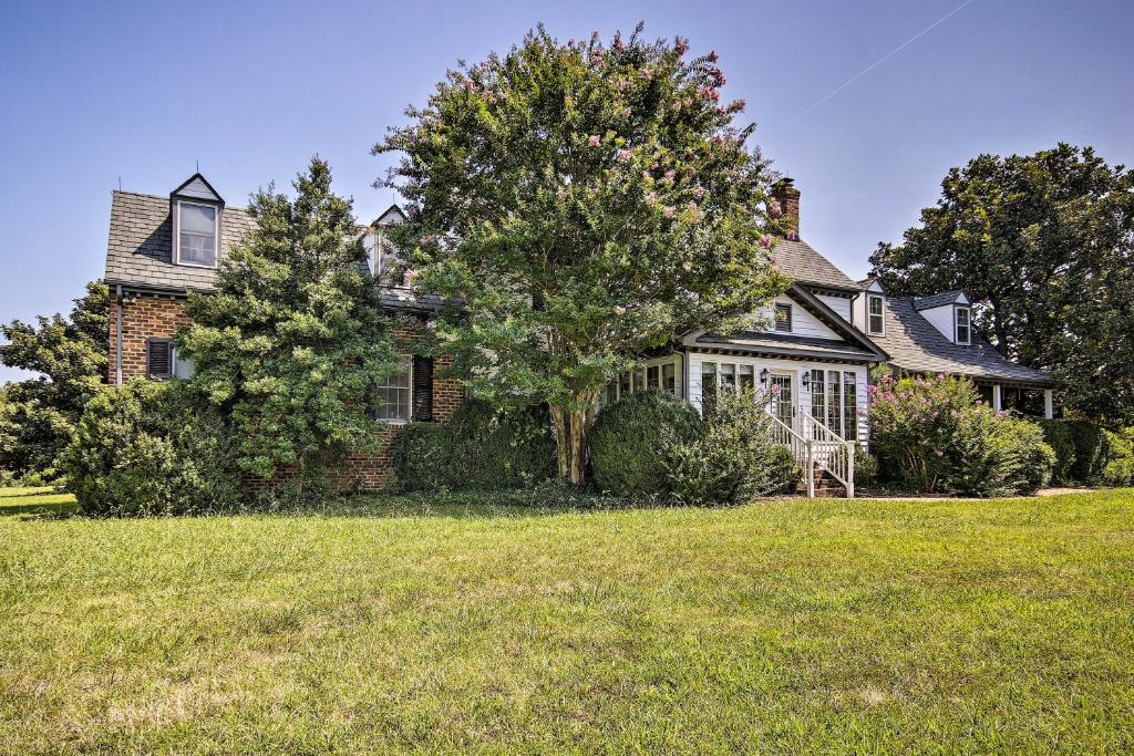 Terre Haute Manor Farmhouse with Deck and Grounds - main image