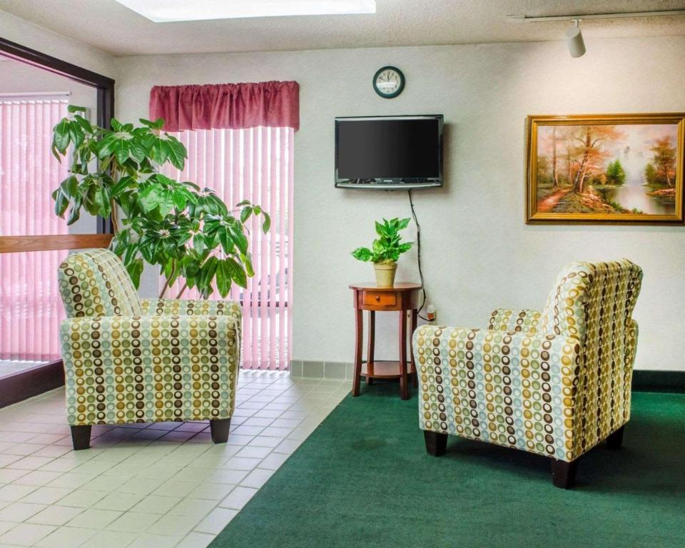 Econo Lodge - image 7