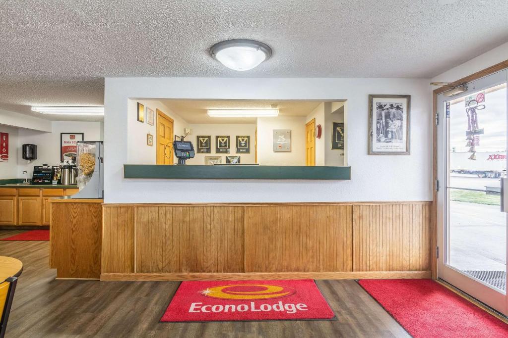 Econo Lodge Miles City - image 4