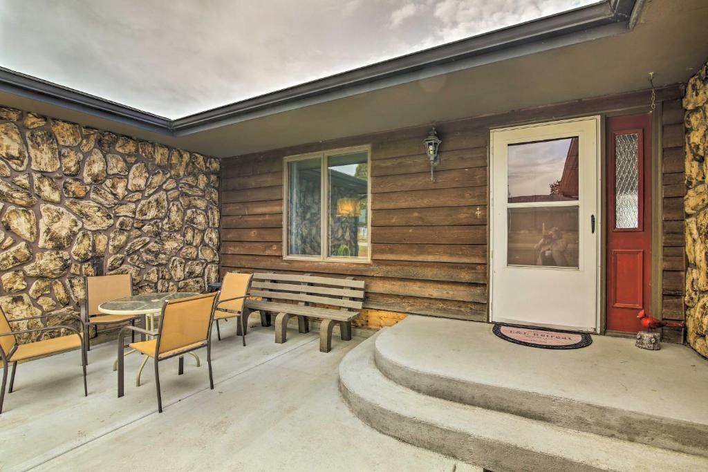 Secluded Milford Lake Home with Screened Porch Deck - image 3