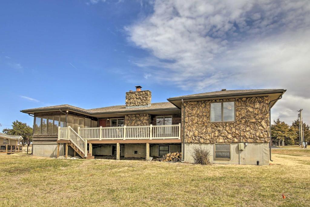 Secluded Milford Lake Home with Screened Porch Deck - image 4