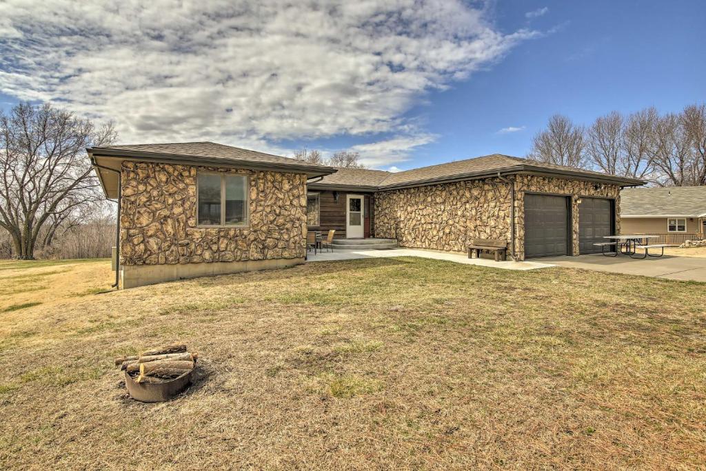 Secluded Milford Lake Home with Screened Porch Deck - image 5