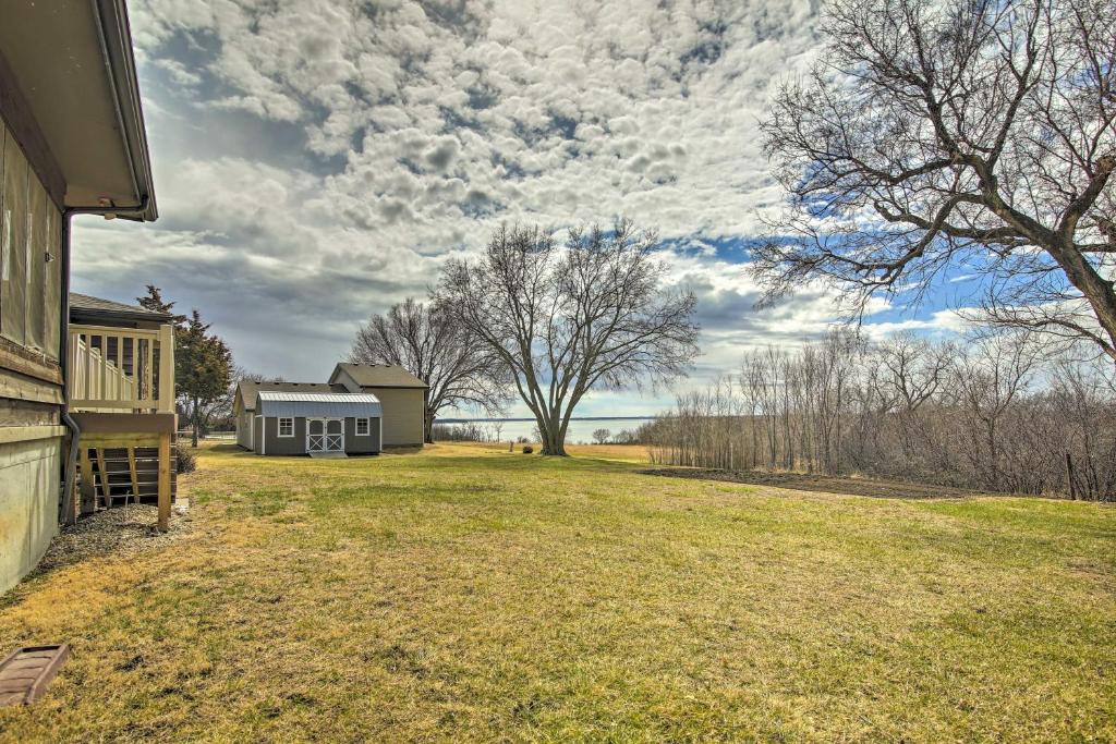 Secluded Milford Lake Home with Screened Porch Deck - image 6