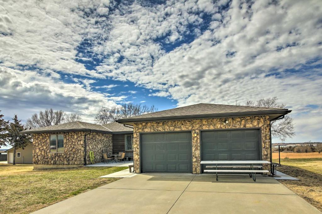 Secluded Milford Lake Home with Screened Porch Deck - image 7