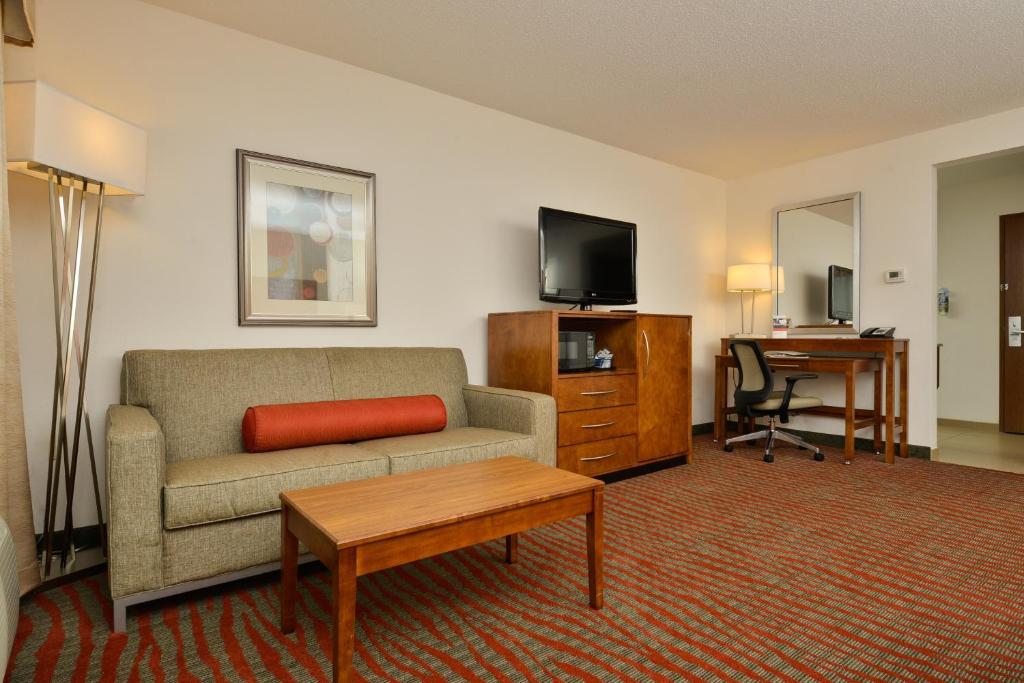 Holiday Inn Express Boston/Milford Hotel an IHG Hotel - image 7