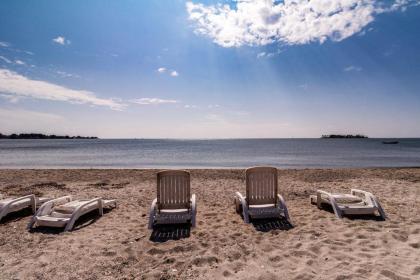 Beachfront Cottage with Porch on Long Island Sound - image 13