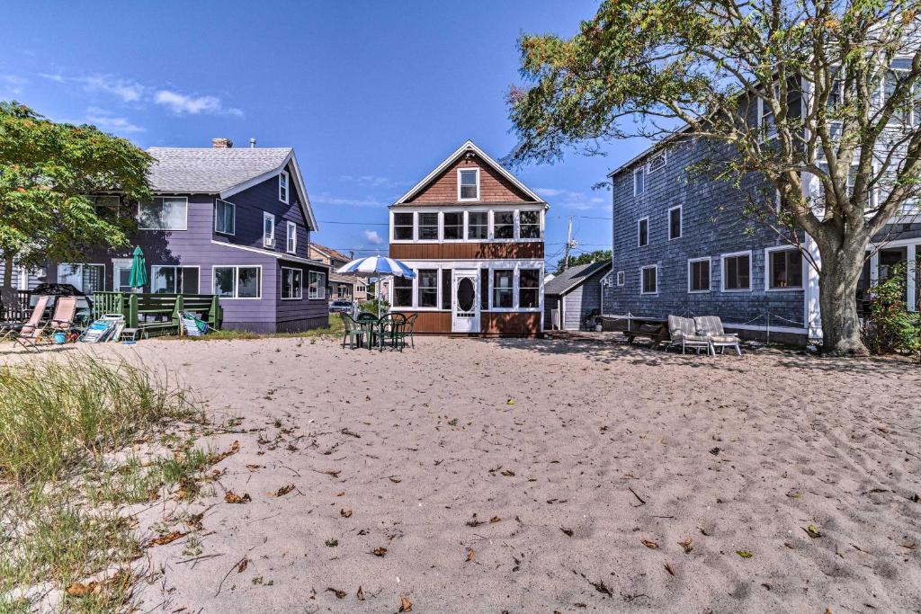 Beachfront Cottage with Porch on Long Island Sound - image 3