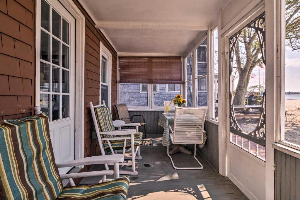 Beachfront Cottage with Porch on Long Island Sound - image 6