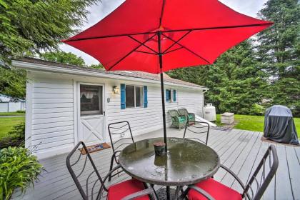 milford Cottage on Half Acre with Deck and Grill