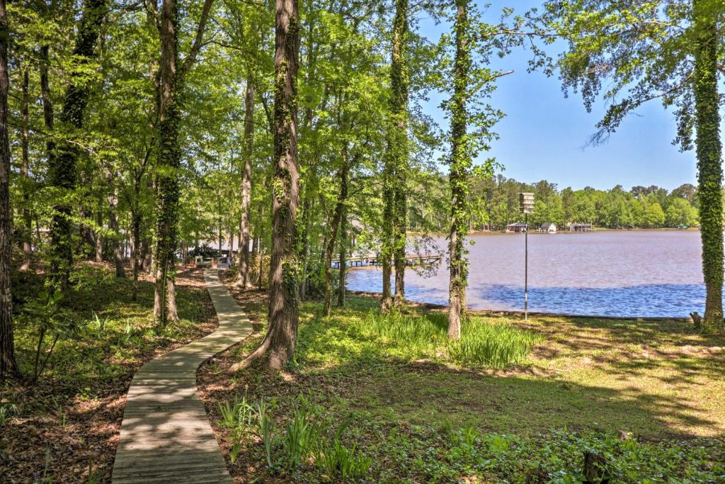 Lakefront Milledgeville Cabin Private Dock Porch - main image